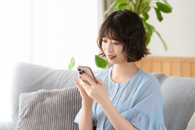 ファン式冷蔵庫と直冷式冷蔵庫を比較している女性イメージ